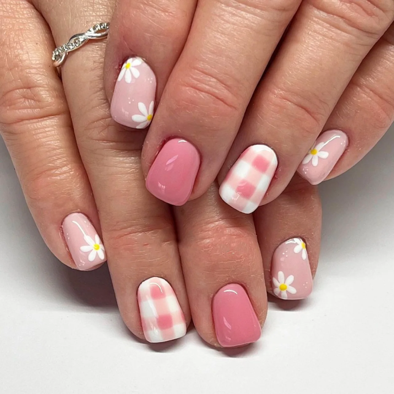 24Pcs Short Square Head Press on Fake Nails White Daisy Detachable False Nails Pink Smudge Grid Design Full Cover Nails Tips Art
24Pcs Short Square Head Press on Fake Nails White Daisy Detachable False Nails Pink Smudge Grid Design Full Cover Nails Tips Art
