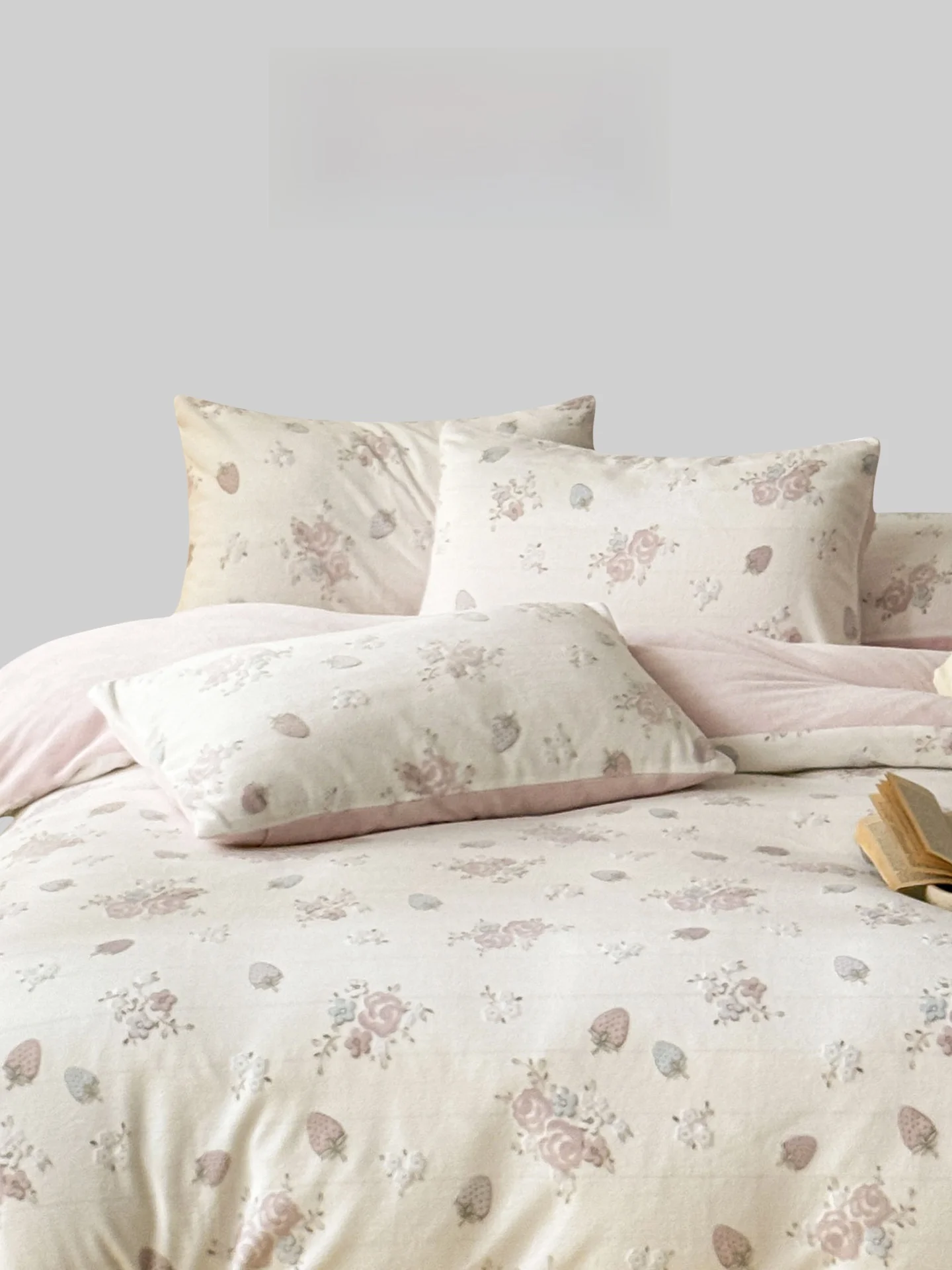 Thickened Milk Velvet Four-Piece Bedding Set Berried Flower Valley Girl Style Duvet Cover Bed Sheet Bed Canopy Design Warmth ...
Thickened Milk Velvet Four-Piece Bedding Set Berried Flower Valley Girl Style Duvet Cover Bed Sheet Bed Canopy Design Warmth ...
