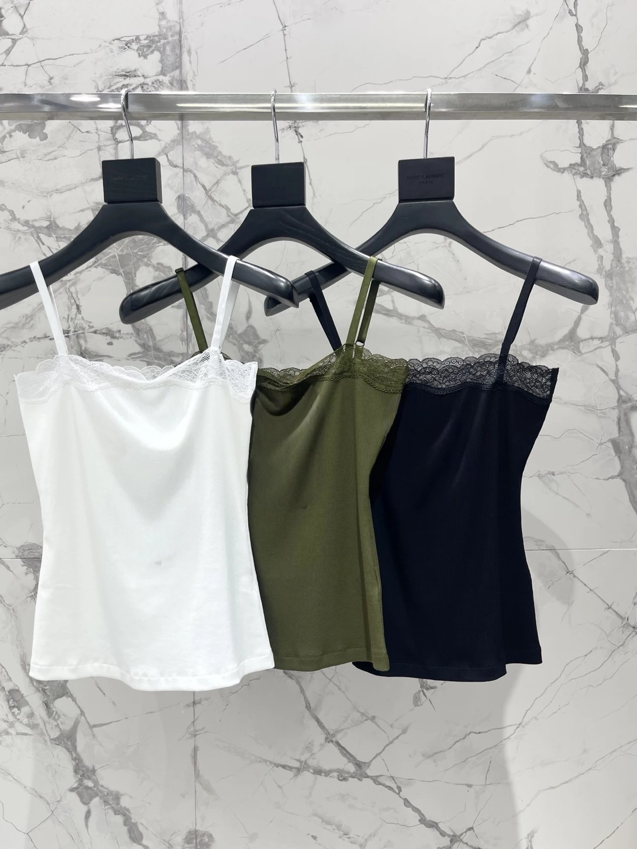 Fashionable Lace Trim Camisole Women's See through Apparition Adjustable Strap Vest Breathable Regular Length Pure Color
Fashionable Lace Trim Camisole Women's See through Apparition Adjustable Strap Vest Breathable Regular Length Pure Color