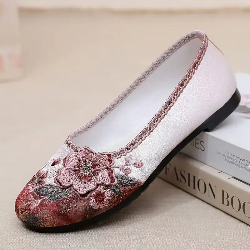 Женские туфли на плоской подошве с вышивкой, весенне-осенние, новые, с круглым носком, без застежек, в этническом стиле, для женщин среднего и пожилого возраста.
Женские туфли на плоской подошве с вышивкой, весенне-осенние, новые, с круглым носком, без застежек, в этническом стиле, для женщин среднего и пожилого возраста.