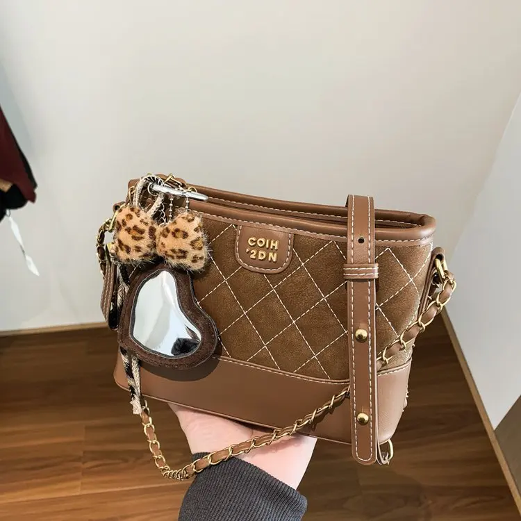 2026 New Korean Niche Design Chain Bag Women's Shoulder Messenger Bag Versatile Retro Bucket Hand Collar Bag
2026 New Korean Niche Design Chain Bag Women's Shoulder Messenger Bag Versatile Retro Bucket Hand Collar Bag