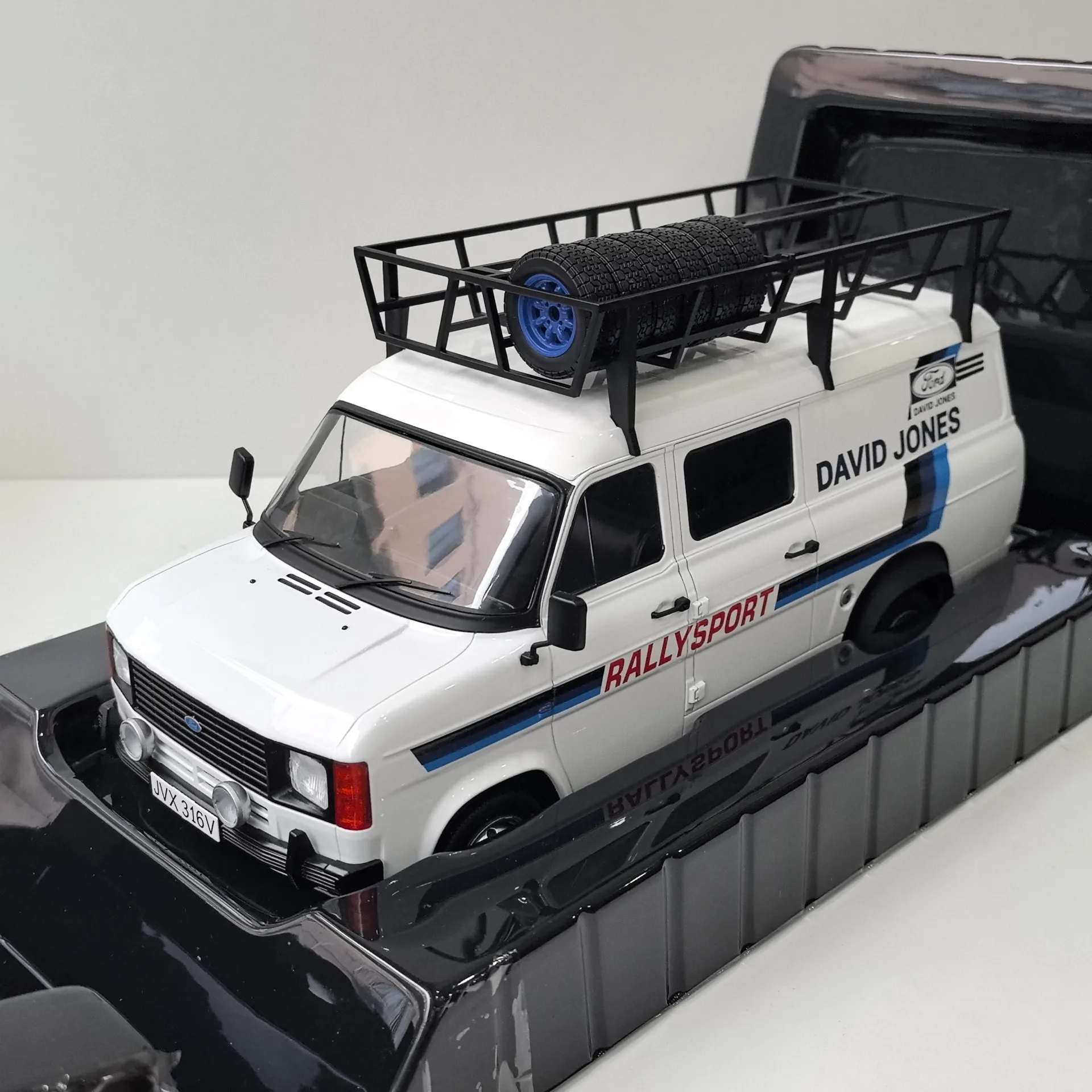 Diecast IXO 1/18 Scale FORD TRANSIT MK II 1979 Ford Alloy Car Model Collectible Toy Gift Souvenir Display Ornament
Diecast IXO 1/18 Scale FORD TRANSIT MK II 1979 Ford Alloy Car Model Collectible Toy Gift Souvenir Display Ornament