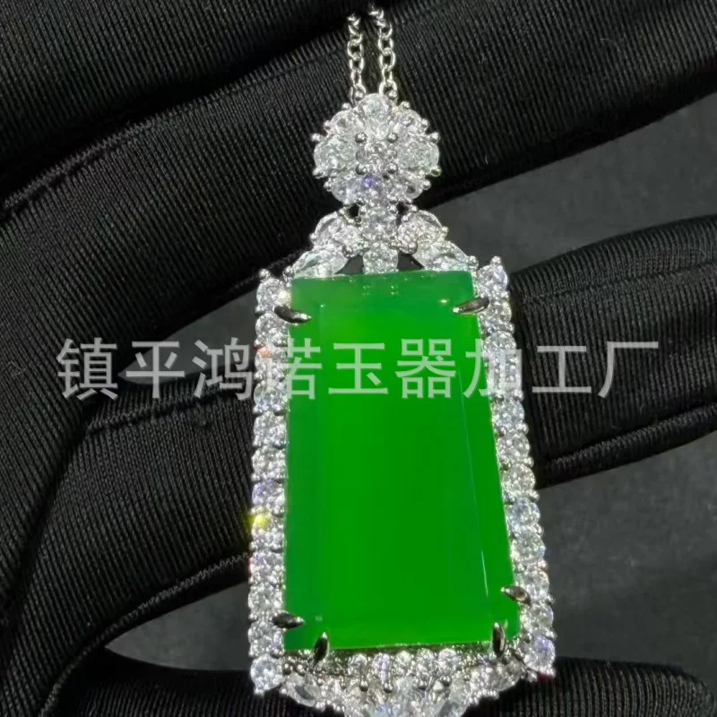 Silver-plated pendant chalcedony and jadeite green agate in a Wu Shi Pai design, with a shaped gem
Silver-plated pendant chalcedony and jadeite green agate in a Wu Shi Pai design, with a shaped gem