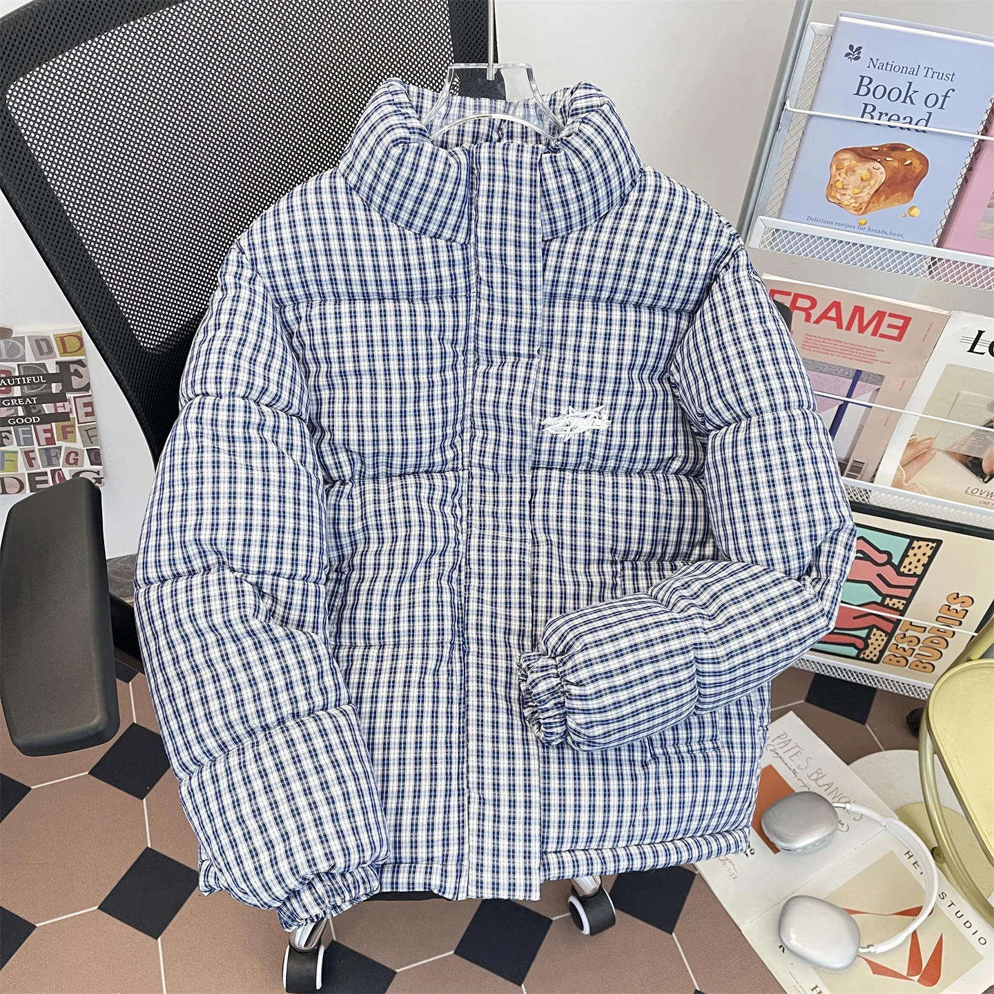 Korean Blue Plaid Cotton Jacket For Men Winter Stand Collar Embroidered Thick Coat Casual Fashion High Street Male Warm Overcoat
Korean Blue Plaid Cotton Jacket For Men Winter Stand Collar Embroidered Thick Coat Casual Fashion High Street Male Warm Overcoat
