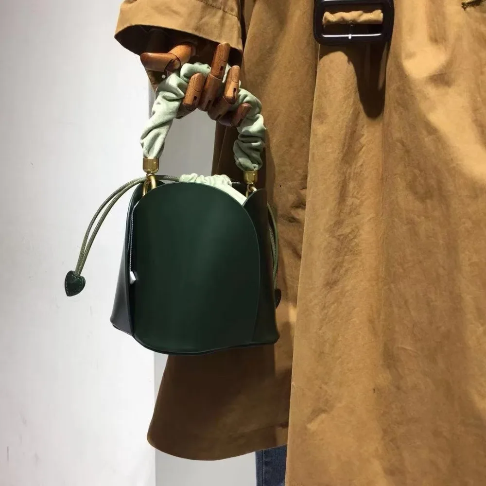 Niche Designer Petal Bucket Bag 2026 New Mini Flower Commuter Versatile Messenger Texture Unique Versatile Fashion Simple
Niche Designer Petal Bucket Bag 2026 New Mini Flower Commuter Versatile Messenger Texture Unique Versatile Fashion Simple