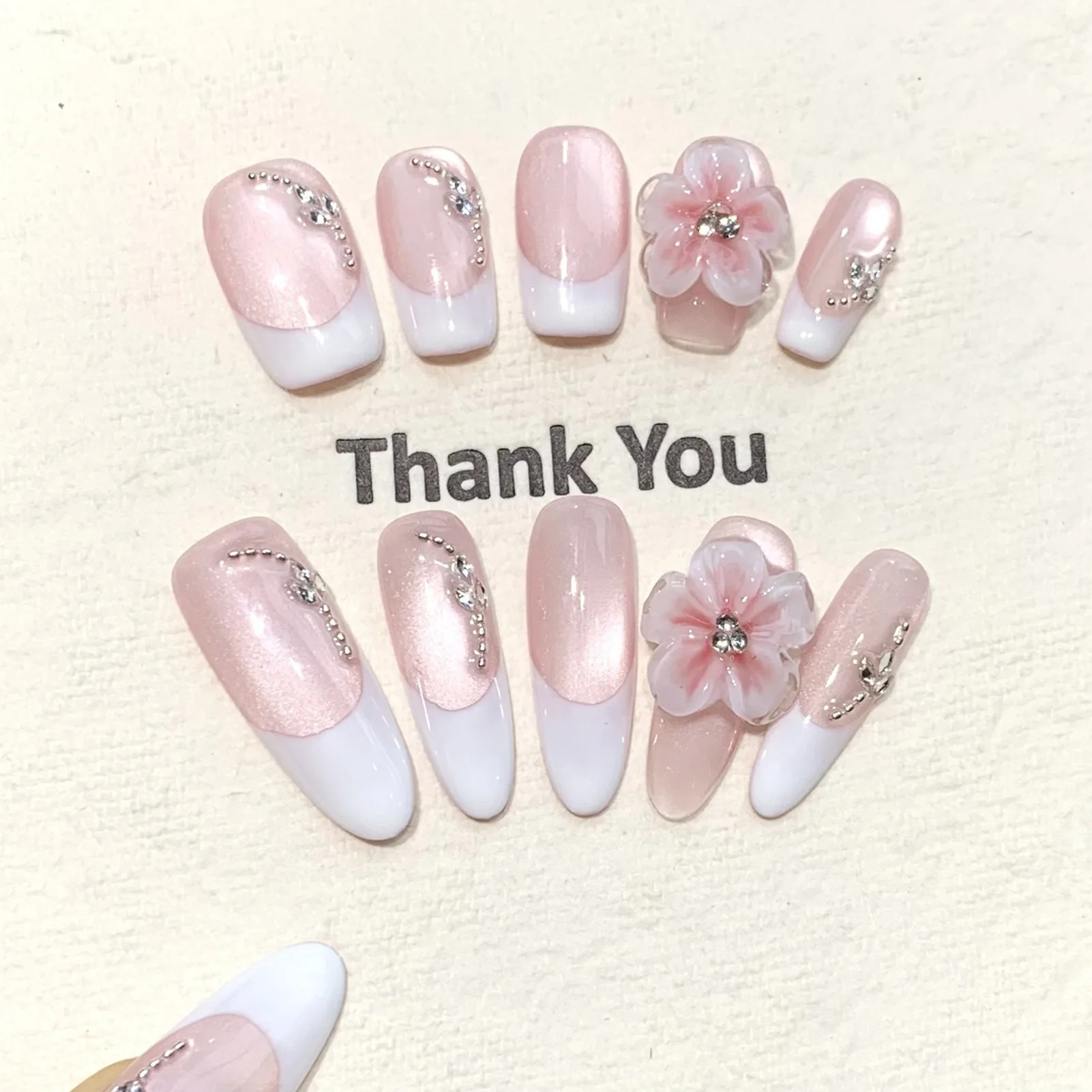10pcs Hand-carved Flower Press On Nails Sweet Light Pink Cat Eye White French Style Handmade Fake Nails Korean Wearable Manicure
10pcs Hand-carved Flower Press On Nails Sweet Light Pink Cat Eye White French Style Handmade Fake Nails Korean Wearable Manicure