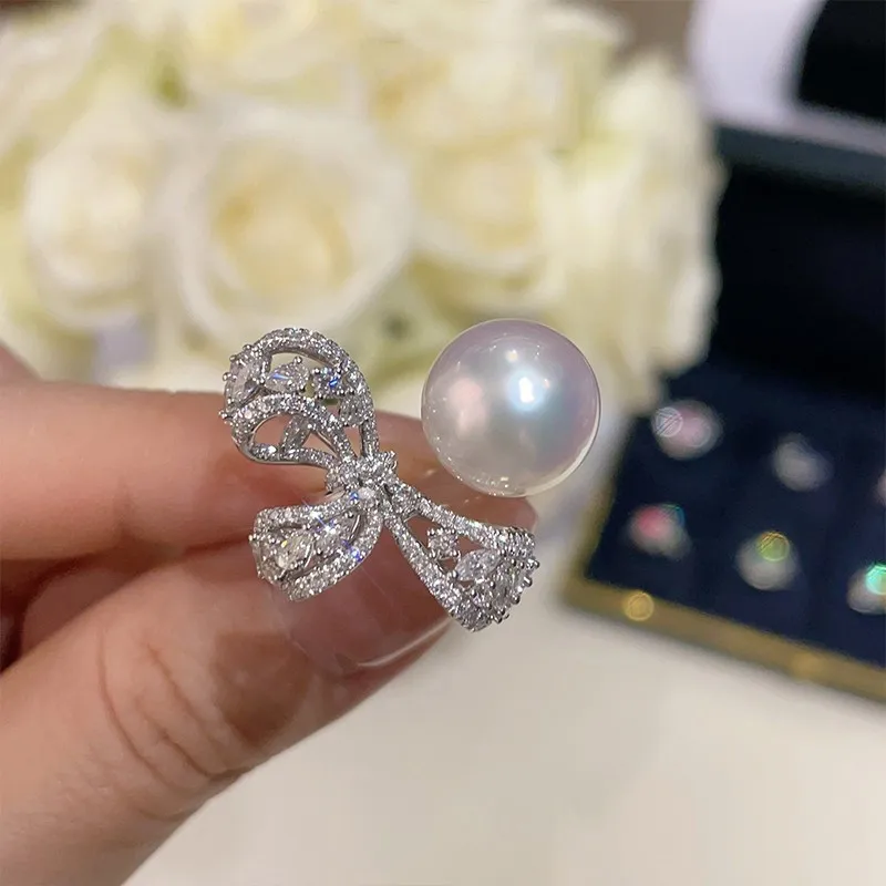 Natural Shell INS Light Luxury Niche Inlaid Diamond Bowknot Comparable to Pearl Open Ring for Women Fashion Index Finger J
Natural Shell INS Light Luxury Niche Inlaid Diamond Bowknot Comparable to Pearl Open Ring for Women Fashion Index Finger J