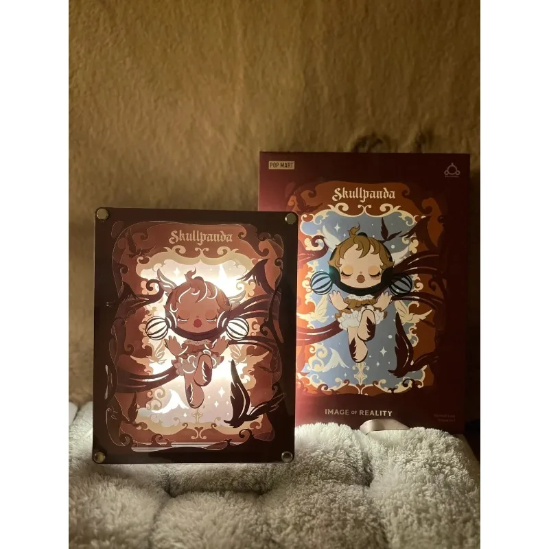 Коллекция комиксов POPMART Skullpanda, вырезанная из бумаги лампа, монохромная и цветная фигурка SP, периферийные устройства, оригинальный подарок-сюрприз
Коллекция комиксов POPMART Skullpanda, вырезанная из бумаги лампа, монохромная и цветная фигурка SP, периферийные устройства, оригинальный подарок-сюрприз