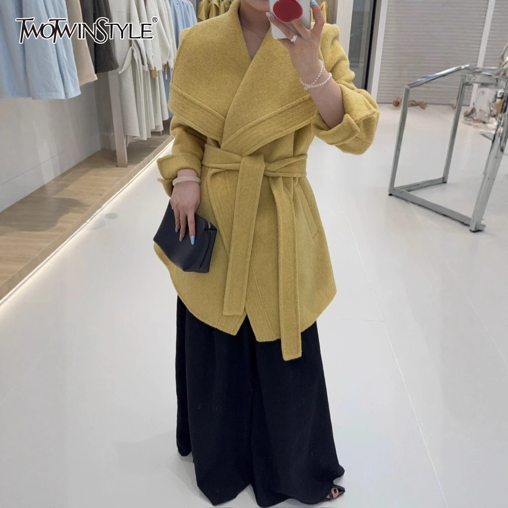 TWOTWINSTYLE однотонная куртка с поясом, женская свободная уличная одежда с лацканами и длинными рукавами, женские длинные куртки, зимняя мода, новый стиль
TWOTWINSTYLE однотонная куртка с поясом, женская свободная уличная одежда с лацканами и длинными рукавами, женские длинные куртки, зимняя мода, новый стиль