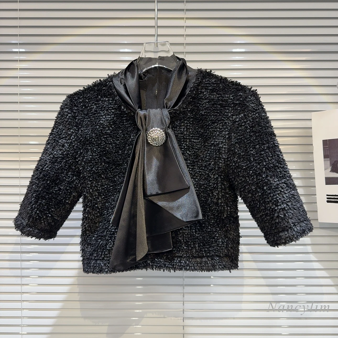 2023 Winter Short Sleeve Tshirt for Women New Niche Socialite Bow Scarf Collar Fluffy Short Top Elegant Ladies Top Black
2023 Winter Short Sleeve Tshirt for Women New Niche Socialite Bow Scarf Collar Fluffy Short Top Elegant Ladies Top Black