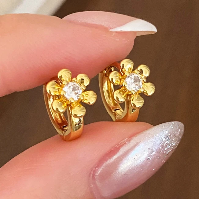 PONYKISS 925 Sterling Silver Zircon 18K Gold Mini Flower Hoop Earrings for Women Cute Plant Fine Jewelry Minimalist Accessories
PONYKISS 925 Sterling Silver Zircon 18K Gold Mini Flower Hoop Earrings for Women Cute Plant Fine Jewelry Minimalist Accessories