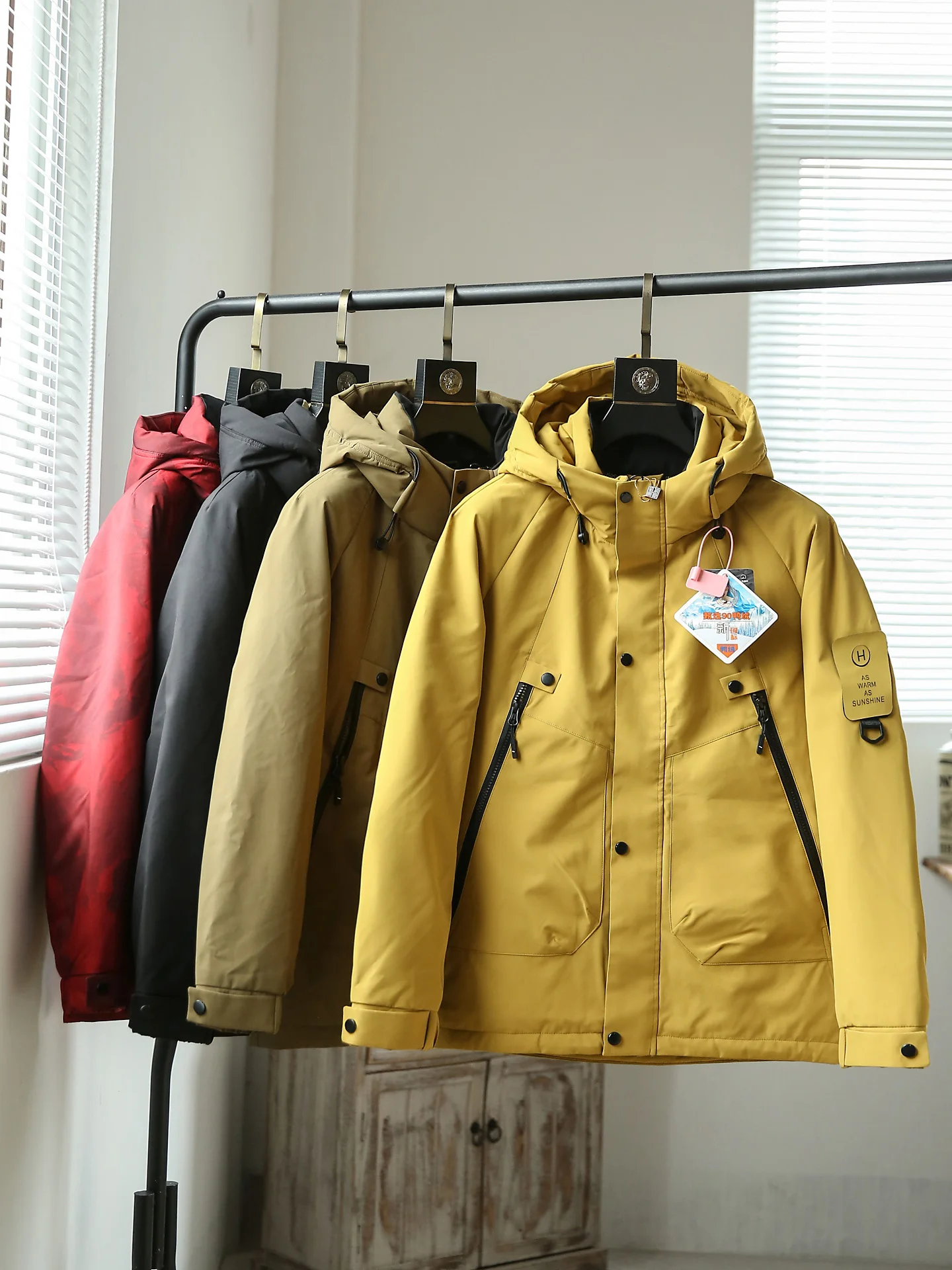 Мужская зимняя новая утепленная куртка с капюшоном, светоотражающая, на 90% пуху, рабочая одежда, из полиэфирного волокна, теплая, утолщенная
Мужская зимняя новая утепленная куртка с капюшоном, светоотражающая, на 90% пуху, рабочая одежда, из полиэфирного волокна, теплая, утолщенная