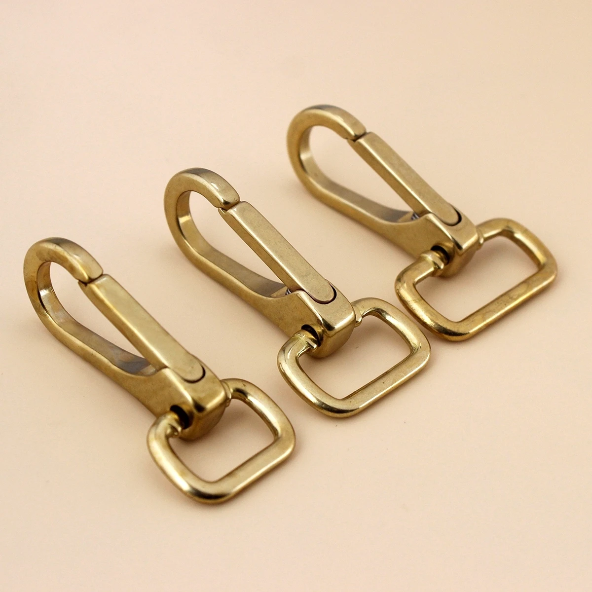 1 piece Solid brass snap hook swivel eye push gate trigger clasp for Leather Craft bag strap belt webbing pet dog leash clip
1 piece Solid brass snap hook swivel eye push gate trigger clasp for Leather Craft bag strap belt webbing pet dog leash clip