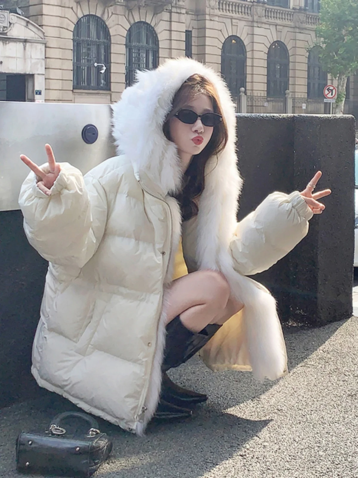 Новая женская зимняя утепленная куртка с отстегивающимся большим меховым воротником, корейский стиль, утолщенная, теплая, с поясом на талии
Новая женская зимняя утепленная куртка с отстегивающимся большим меховым воротником, корейский стиль, утолщенная, теплая, с поясом на талии