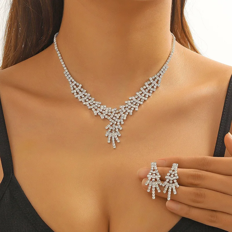 European American Fashion Claw Rhinestone and Earrings Suite Dress Dinner Necklace Clavicle Chain Accessories
European American Fashion Claw Rhinestone and Earrings Suite Dress Dinner Necklace Clavicle Chain Accessories