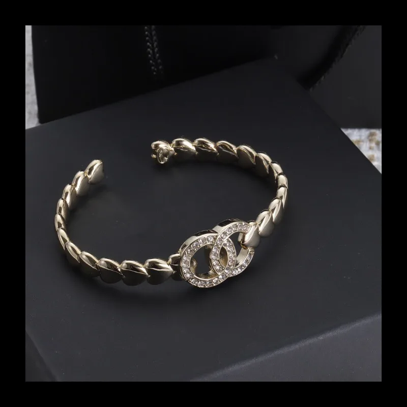 Xiaoxiangfeng Double C Love Регулируемая бабушка Xiang Высокая версия Универсальный браслет Классическая мода Элегантный еврейский браслет
Xiaoxiangfeng Double C Love Регулируемая бабушка Xiang Высокая версия Универсальный браслет Классическая мода Элегантный еврейский браслет