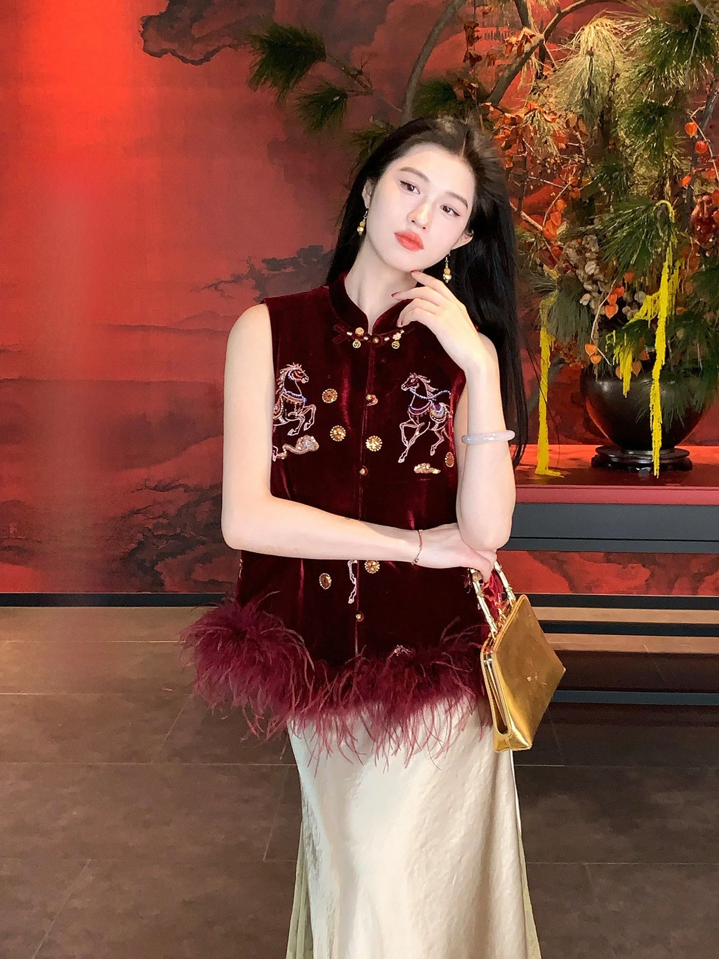 Жилет женский зимний Red Velvet Jaet, китайская вышивка, пэчворк, круглый вырез, однобортный, средней длины
Жилет женский зимний Red Velvet Jaet, китайская вышивка, пэчворк, круглый вырез, однобортный, средней длины