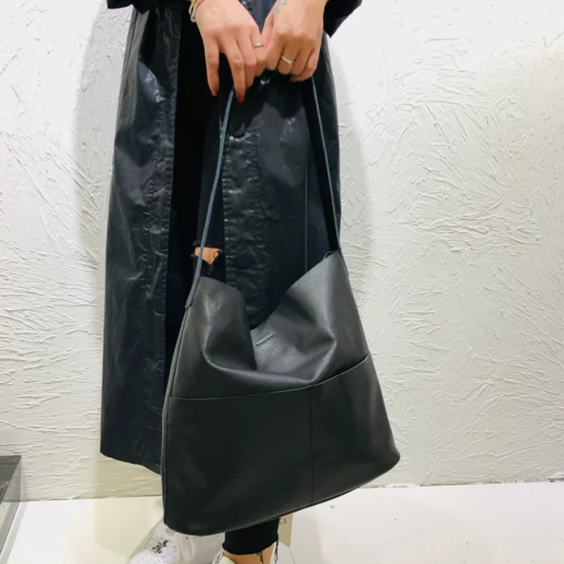 New Leather handmade top layer cowhide Women Tote Retro High-end Warm black Female Shoulder Bag Huge Commute Travel Handbag
New Leather handmade top layer cowhide Women Tote Retro High-end Warm black Female Shoulder Bag Huge Commute Travel Handbag