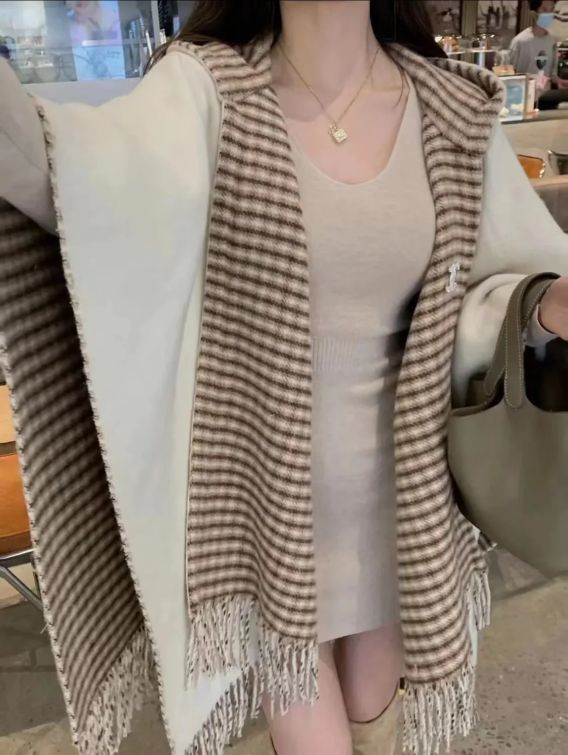Women Oversize Long Thick Shawl Blanket Winter Two Side Loose Plaid Poncho Out Wear Air Conditioning Tassel Capes With Hat
Women Oversize Long Thick Shawl Blanket Winter Two Side Loose Plaid Poncho Out Wear Air Conditioning Tassel Capes With Hat