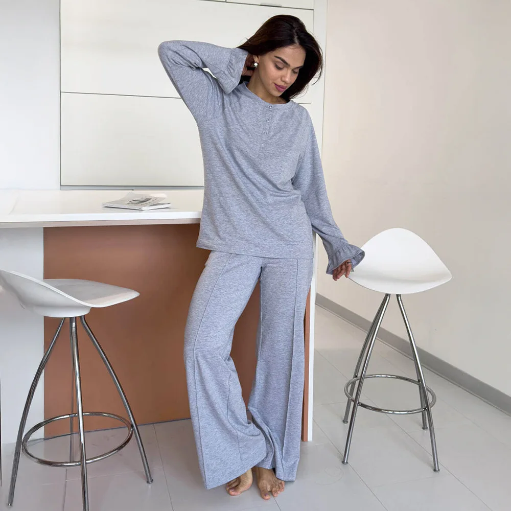 Comfortable Women's Sleepwear Set with Flared Sleeves And round Neck Long Pants Home Fashion Set High Waist for Spring Autumn
Comfortable Women's Sleepwear Set with Flared Sleeves And round Neck Long Pants Home Fashion Set High Waist for Spring Autumn