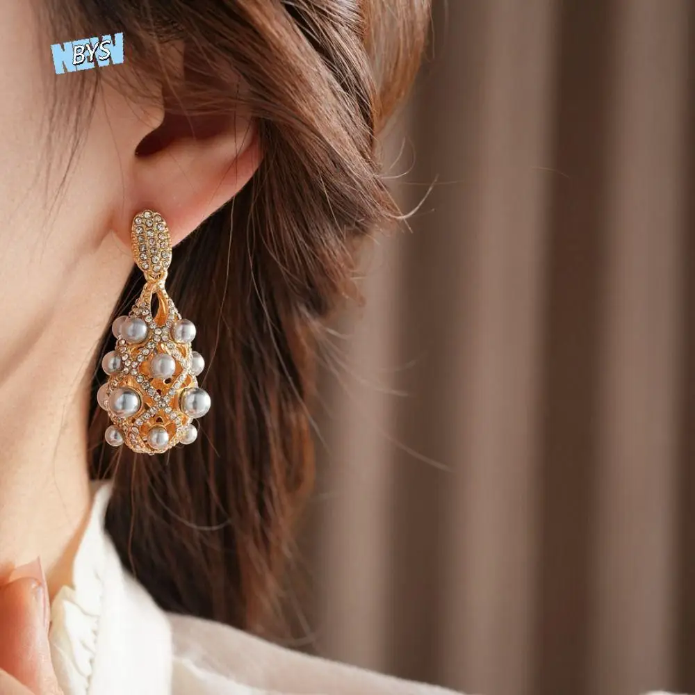 Vintage Pearl Crystal Eardrop Exaggerate Exquisite Rhinestone Earrings Shiny Water Drop Shape Women Ear Jewelry Ladies Girl
Vintage Pearl Crystal Eardrop Exaggerate Exquisite Rhinestone Earrings Shiny Water Drop Shape Women Ear Jewelry Ladies Girl