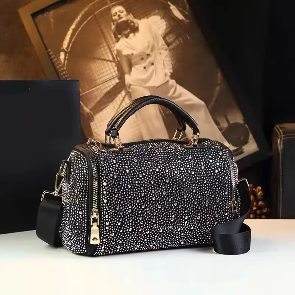 2025 New High-end Diamond Hot Stamping Fashionable Women's Handbag Versatile Large Capacity Single Shoulder Crossbody Pillow Bag
2025 New High-end Diamond Hot Stamping Fashionable Women's Handbag Versatile Large Capacity Single Shoulder Crossbody Pillow Bag