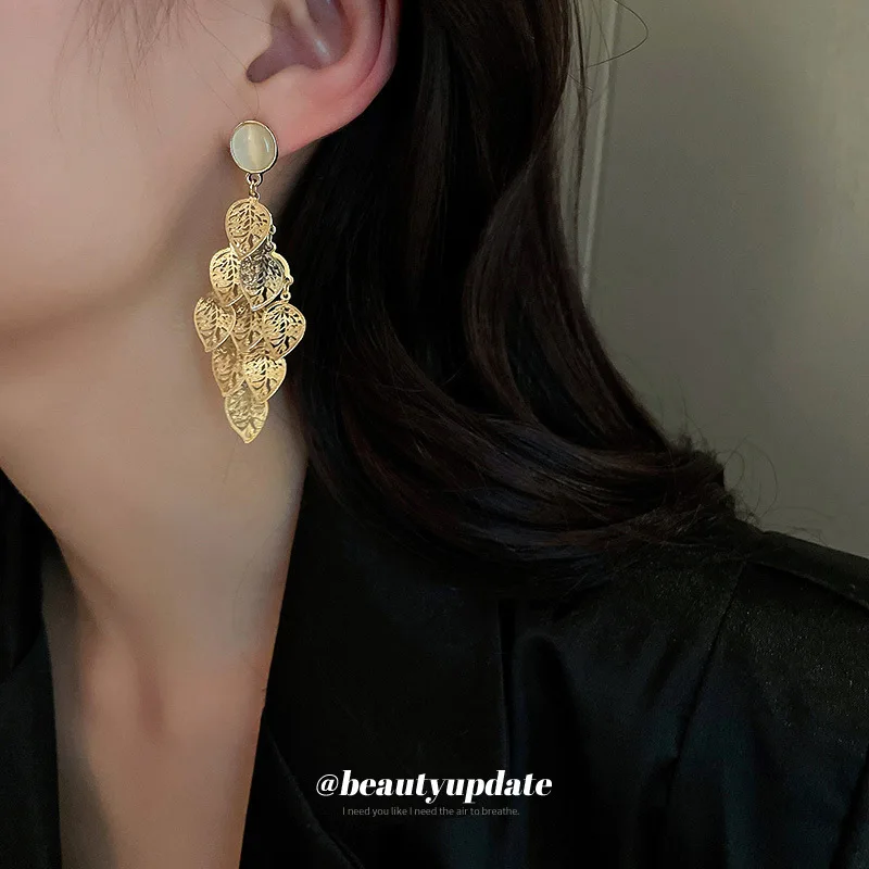 Silver Needle Cat Eye Stone Hollow Leaf Tassel Earrings European and American Exaggerated Personality High-end Long Earrings
Silver Needle Cat Eye Stone Hollow Leaf Tassel Earrings European and American Exaggerated Personality High-end Long Earrings