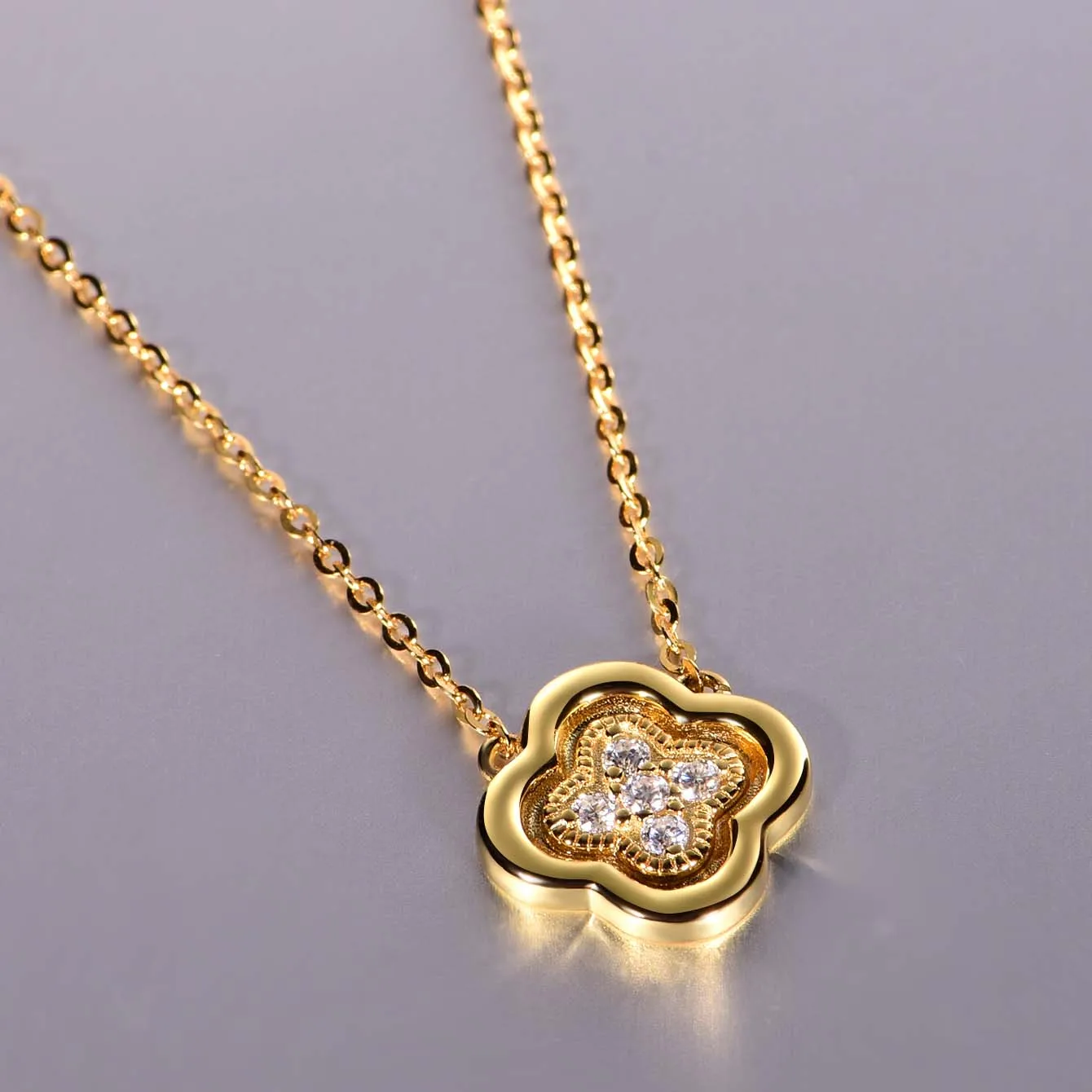 S925 silver plated 18K gold Moissanite diamond clover pendant necklace 0.1CT For women gift
S925 silver plated 18K gold Moissanite diamond clover pendant necklace 0.1CT For women gift