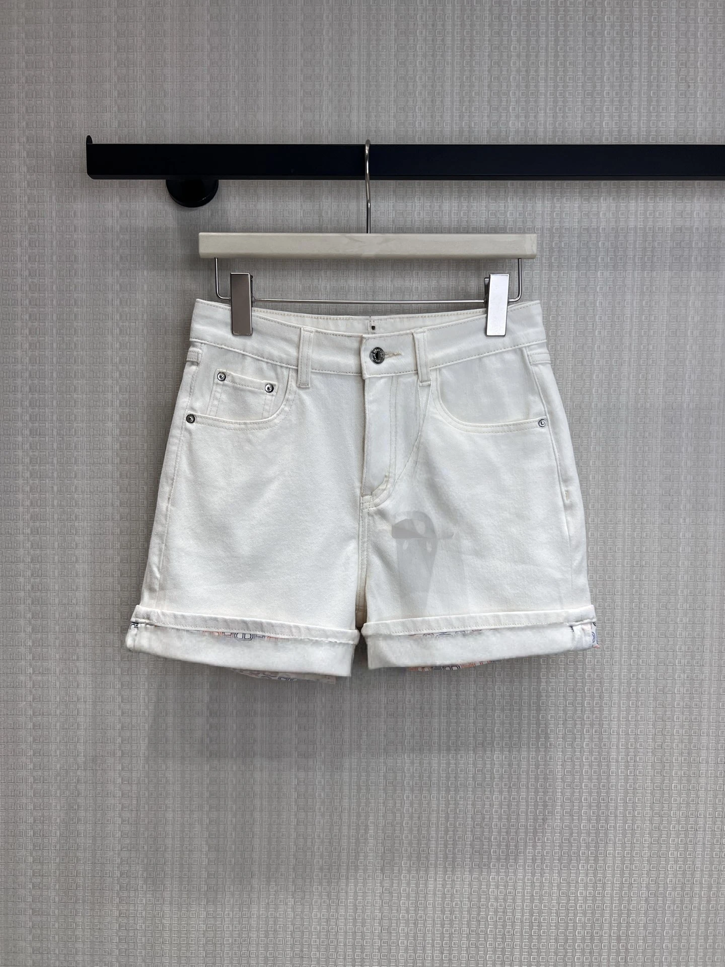 Fashionable White Denim Shorts for Women Summer Chain Print Turn up Casual Commute High Waist Slim Fit Zipper Closure
Fashionable White Denim Shorts for Women Summer Chain Print Turn up Casual Commute High Waist Slim Fit Zipper Closure