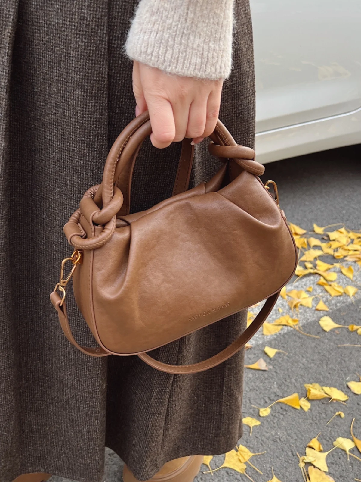 High-end luxury designer bag women's 2025 new autumn and winter all-match one-shoulder messenger bag retro portable dumpling bag
High-end luxury designer bag women's 2025 new autumn and winter all-match one-shoulder messenger bag retro portable dumpling bag