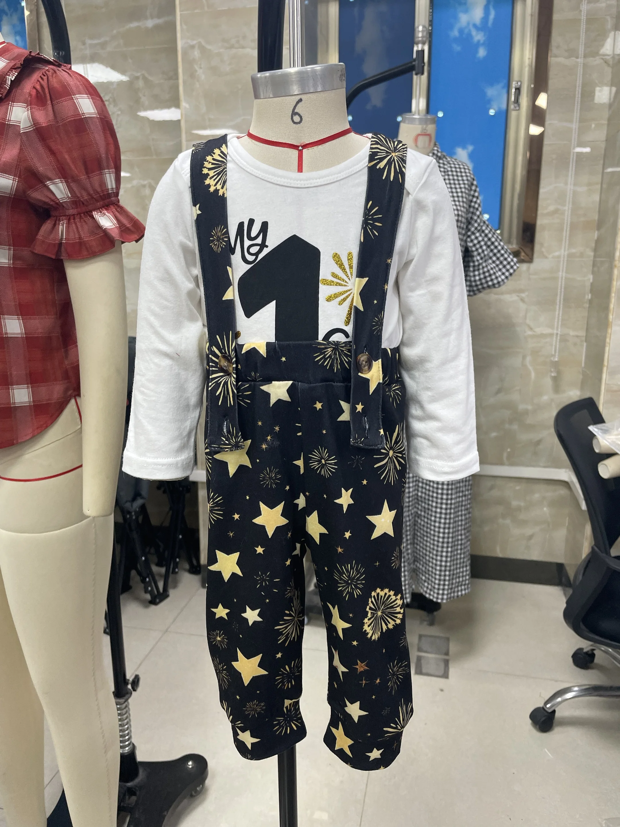 Baby Clothing Boy First New Year Outfit Letter Print Long Sleeve Romper Firework Pattern Suspender Pants Hat Xmas Baby Set
Baby Clothing Boy First New Year Outfit Letter Print Long Sleeve Romper Firework Pattern Suspender Pants Hat Xmas Baby Set