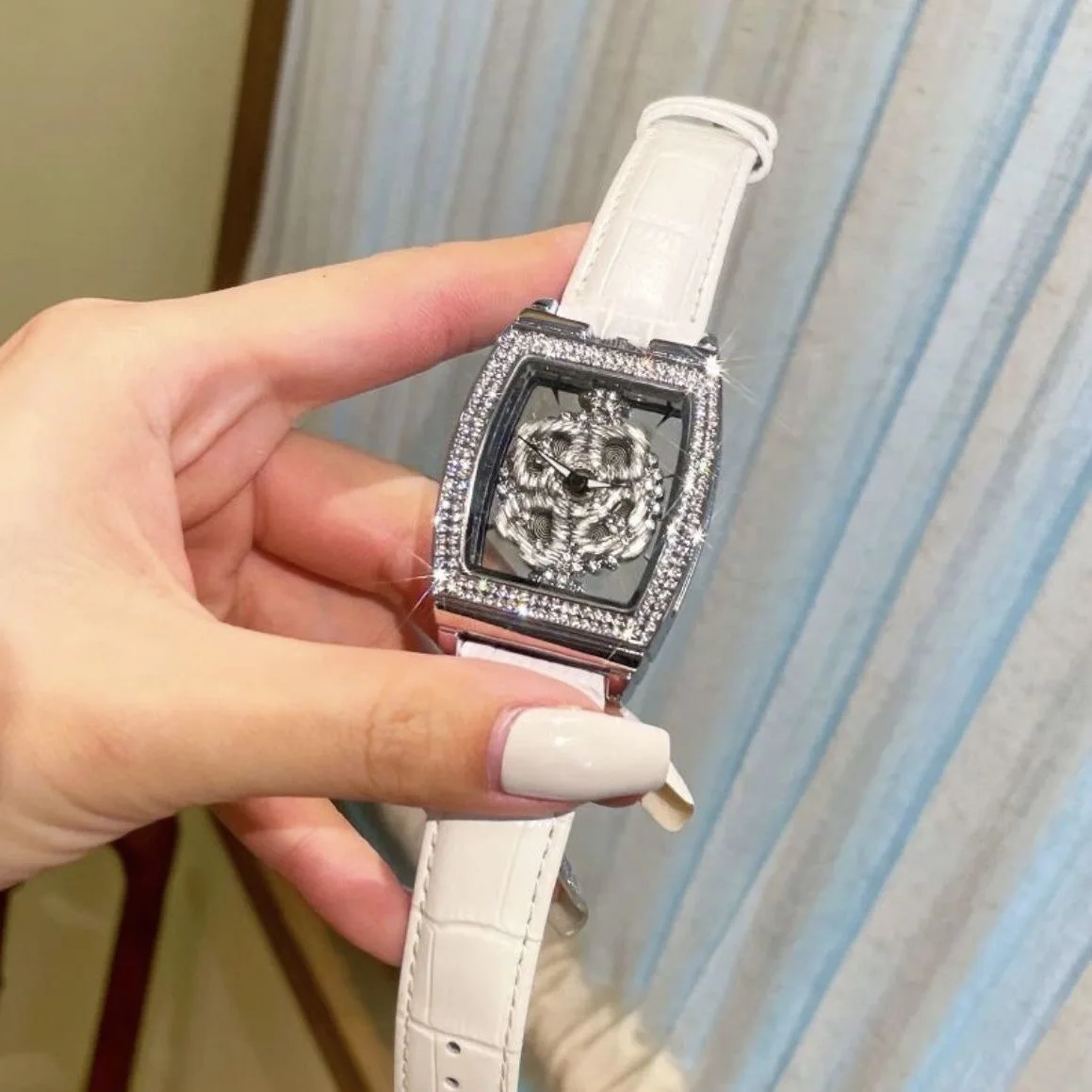 New Fashion Luxury Woman Tonneau Rotatable Watch Women Rhinestone Transparent Back Leather Quartz Watch Ladies Wrist Watch Gifts
New Fashion Luxury Woman Tonneau Rotatable Watch Women Rhinestone Transparent Back Leather Quartz Watch Ladies Wrist Watch Gifts