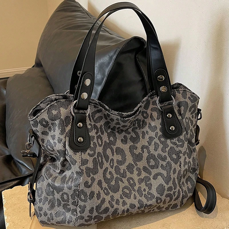 Женская сумка через плечо с цветочным узором и леопардовым принтом, простая и изысканная женская сумка.
Женская сумка через плечо с цветочным узором и леопардовым принтом, простая и изысканная женская сумка.