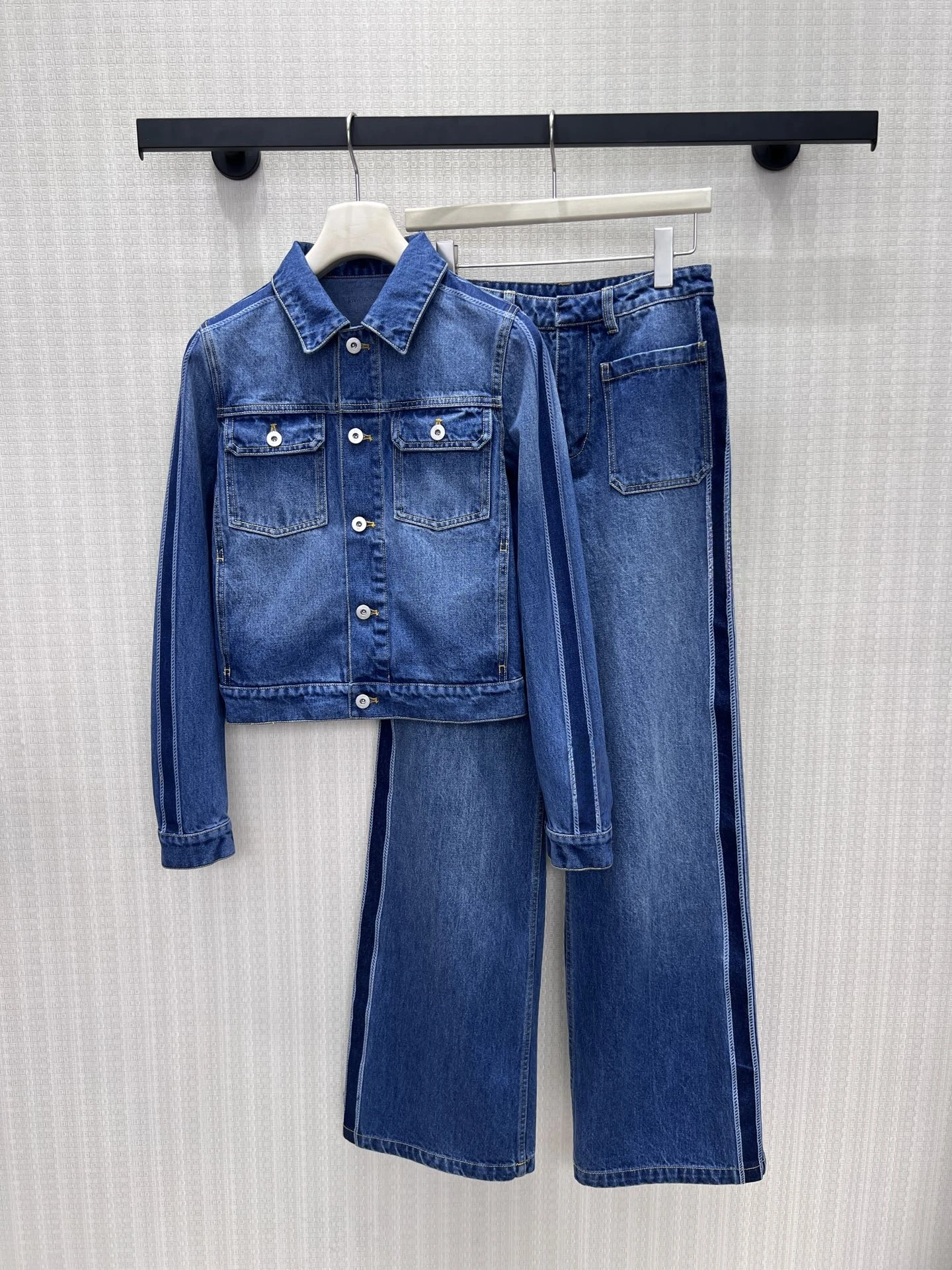 Retro Washed Blue Straight Leg Denim Jeans Women's High Waist Zipper Fly Striped Decoration Letter Logo Pocket Detail
Retro Washed Blue Straight Leg Denim Jeans Women's High Waist Zipper Fly Striped Decoration Letter Logo Pocket Detail