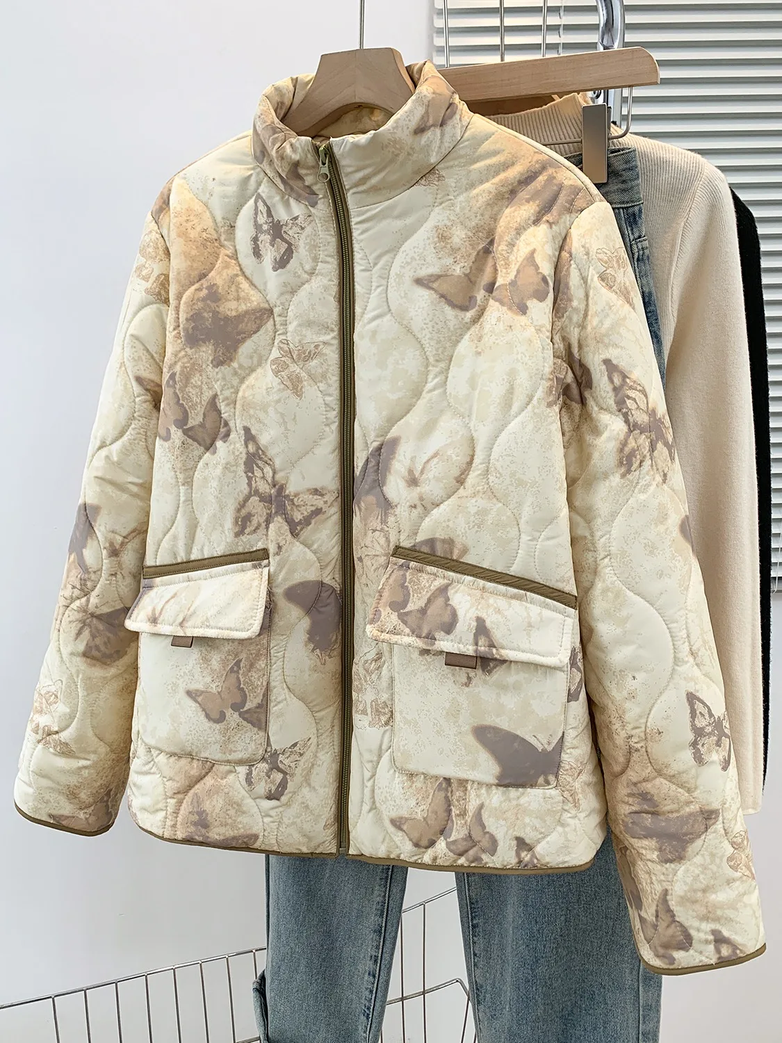 Модный зимний женский пальто-куртка из утепленного хлопка с воротником-стойкой, повседневный, молодежный, с дизайнерским принтом
Модный зимний женский пальто-куртка из утепленного хлопка с воротником-стойкой, повседневный, молодежный, с дизайнерским принтом