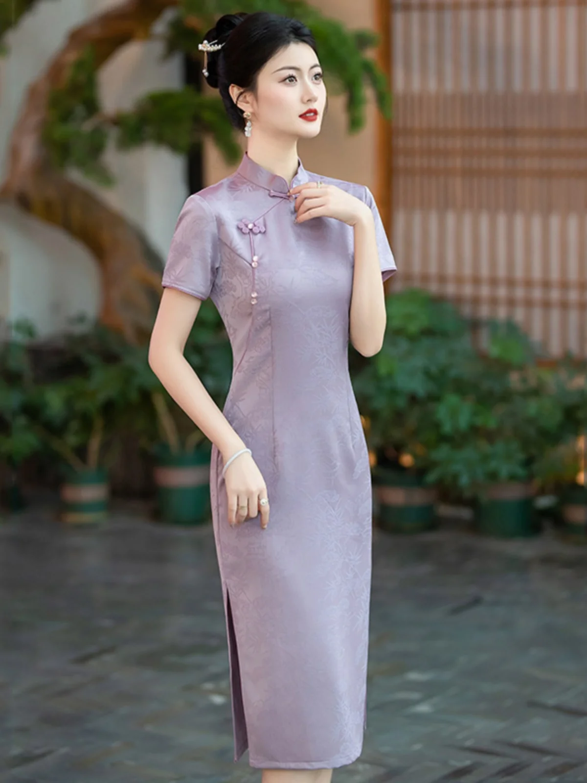 Фиолетовое традиционное платье миди для молодых женщин, в стиле ретро, для повседневной носки, удобное, из полиэстера, с низким разрезом, короткий рукав.
Фиолетовое традиционное платье миди для молодых женщин, в стиле ретро, для повседневной носки, удобное, из полиэстера, с низким разрезом, короткий рукав.