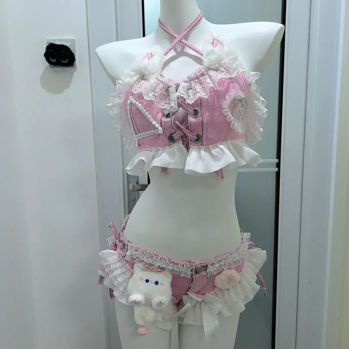 Нишевый дизайнерский костюм ручной работы с милой горячей девушкой и кружевной строчкой с низкой талией и шортами
Нишевый дизайнерский костюм ручной работы с милой горячей девушкой и кружевной строчкой с низкой талией и шортами