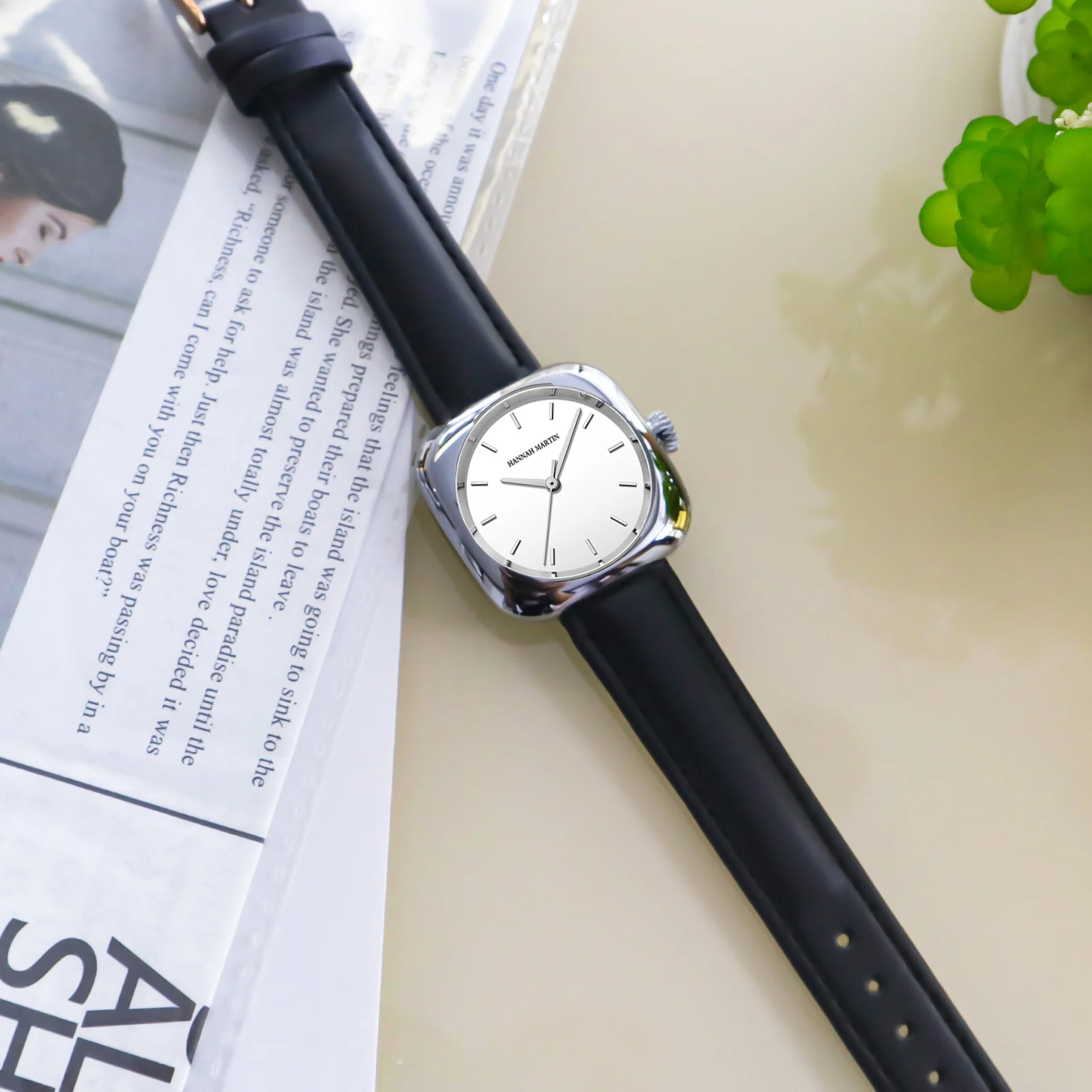 2024 New Casual Fashion Waterproof Ladies Watch 30mm Small Square Dial Thin Rose Gold Simple Oringinal Quartz Watches for Woman
2024 New Casual Fashion Waterproof Ladies Watch 30mm Small Square Dial Thin Rose Gold Simple Oringinal Quartz Watches for Woman