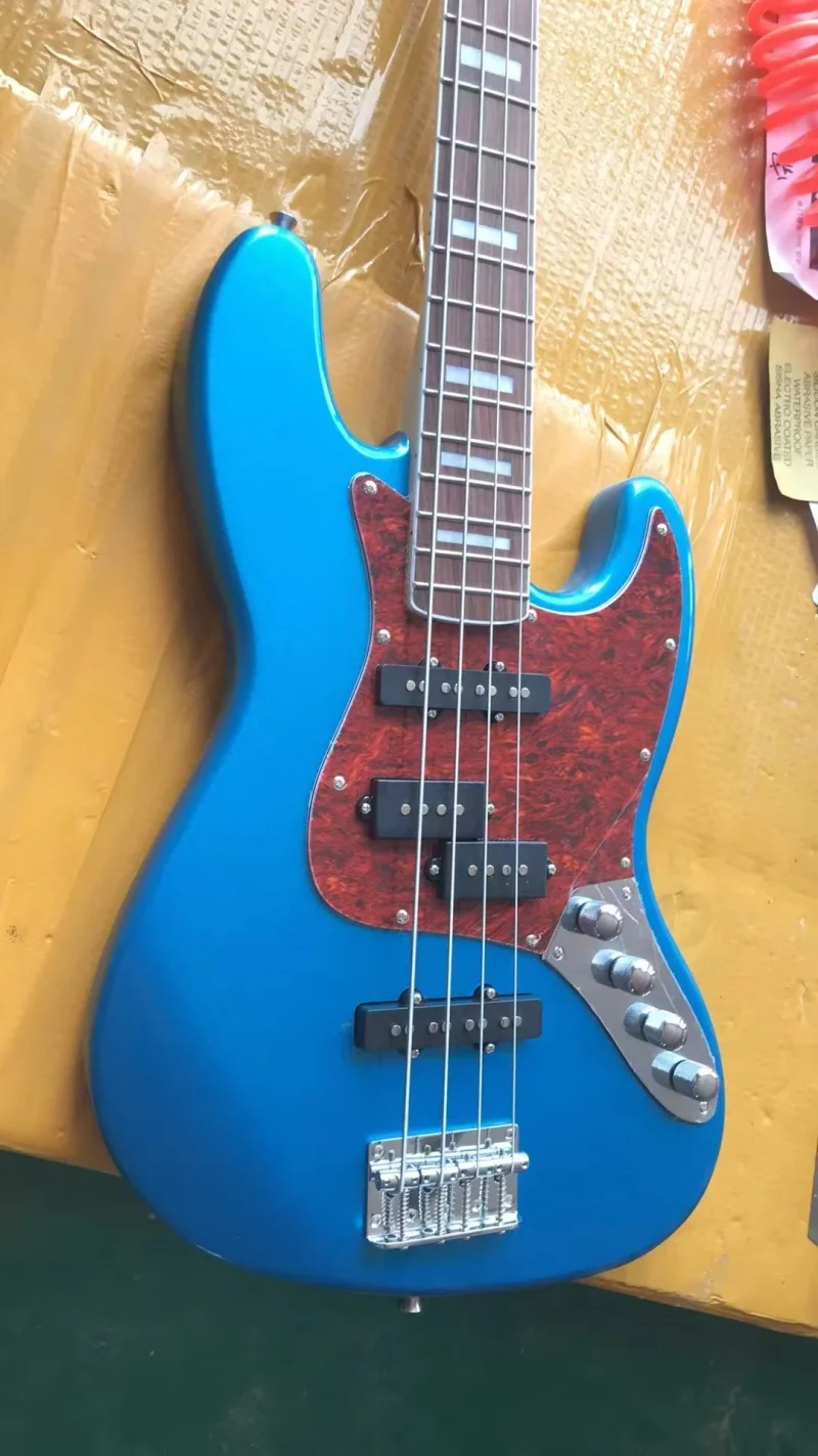 Custom 4 string electric bass,Blue-silver pink body, natural neck,The Red Armor Pickpocket,Live photos, free shipping
Custom 4 string electric bass,Blue-silver pink body, natural neck,The Red Armor Pickpocket,Live photos, free shipping