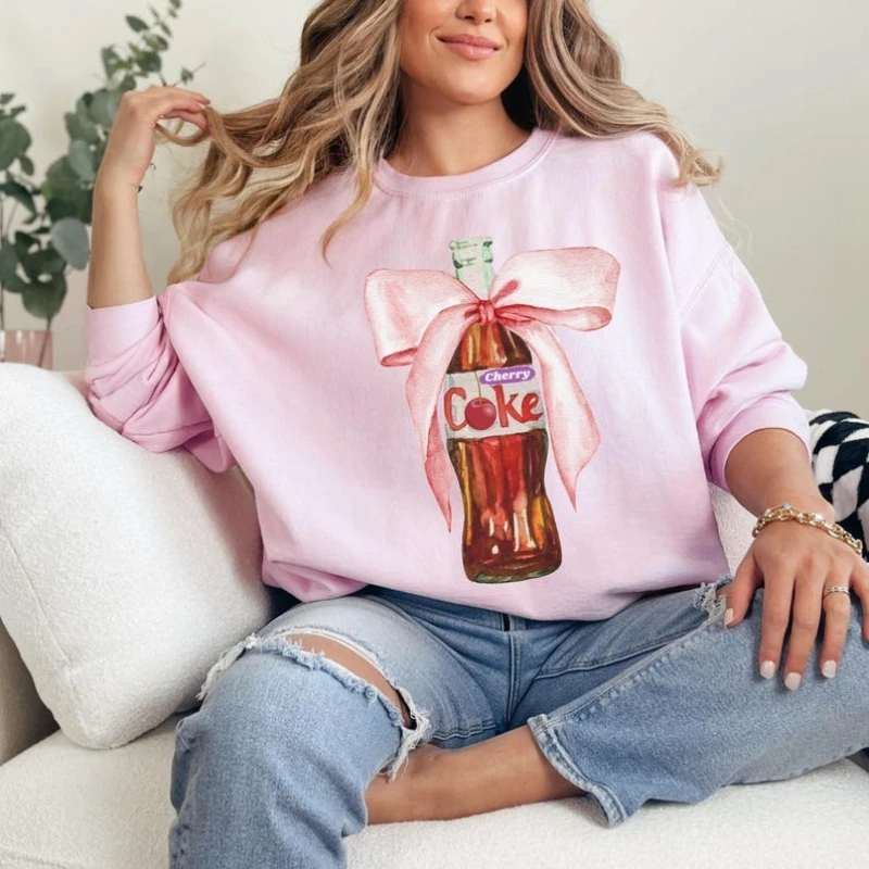 Розовый свитшот с бантом и надписью Cola, для любителей Coca-Cola, с забавным принтом вишневой газировки, осенне-зимняя теплая толстовка с длинными рукавами для повседневной носки
Розовый свитшот с бантом и надписью Cola, для любителей Coca-Cola, с забавным принтом вишневой газировки, осенне-зимняя теплая толстовка с длинными рукавами для повседневной носки