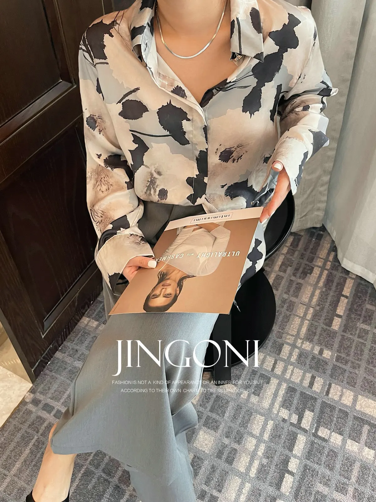 Floral Satin Shirt Blouse Top Y2K Woman Clothing 2025 Spring Summer Stylish Long Sleeve Korean Fashion Style Vintage Elegant New
Floral Satin Shirt Blouse Top Y2K Woman Clothing 2025 Spring Summer Stylish Long Sleeve Korean Fashion Style Vintage Elegant New