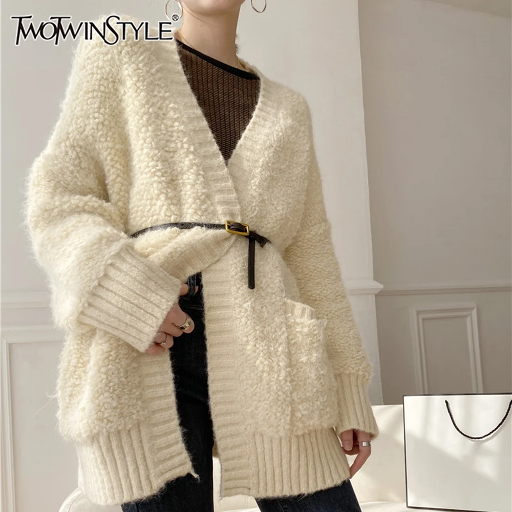 TWOTWINSTYLE однотонный свободный минималистичный кардиган для женщин с v-образным вырезом и длинными рукавами в стиле пэчворк, карманные вязаные свитера, женская мода, новинка
TWOTWINSTYLE однотонный свободный минималистичный кардиган для женщин с v-образным вырезом и длинными рукавами в стиле пэчворк, карманные вязаные свитера, женская мода, новинка