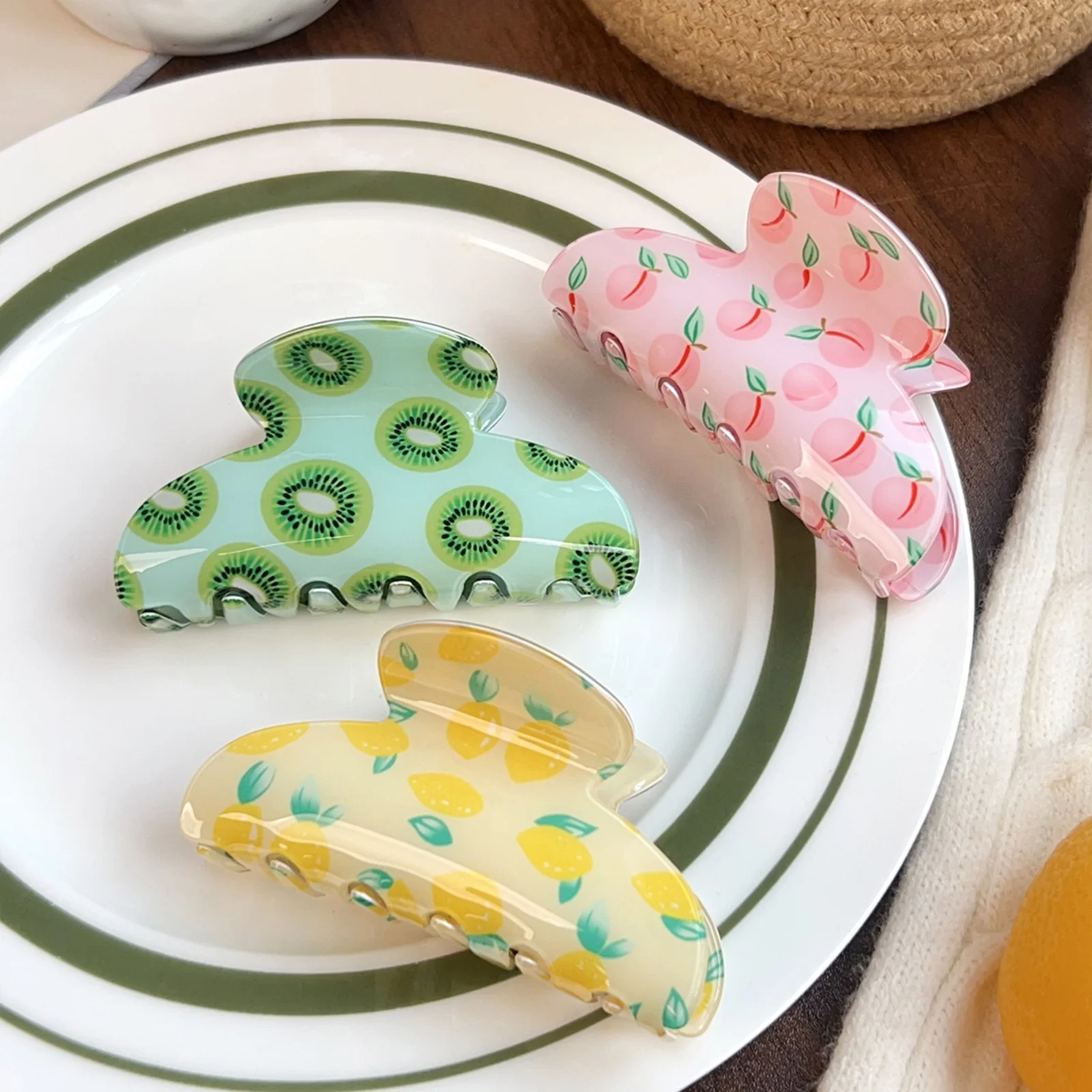 1PCSummer Fruit Print Hair Claw, Kiwi & Lemon Shark Clip, Fresh Sweet Ponytail Barrettes, Cute Casual Hair Accessories For Women
1PCSummer Fruit Print Hair Claw, Kiwi & Lemon Shark Clip, Fresh Sweet Ponytail Barrettes, Cute Casual Hair Accessories For Women