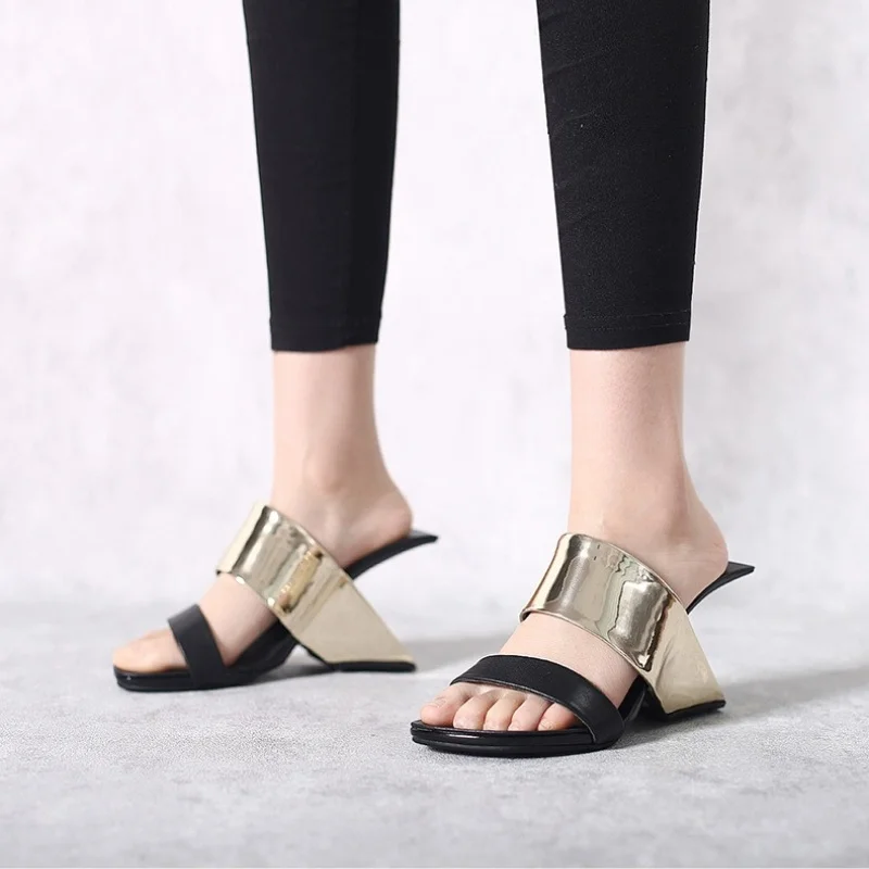 Европейский и американский женский летний нишевый дизайн, удобные цветные туфли на высоком каблуке нестандартной формы, открытые пальцы, тапочки с прямым ремешком
Европейский и американский женский летний нишевый дизайн, удобные цветные туфли на высоком каблуке нестандартной формы, открытые пальцы, тапочки с прямым ремешком