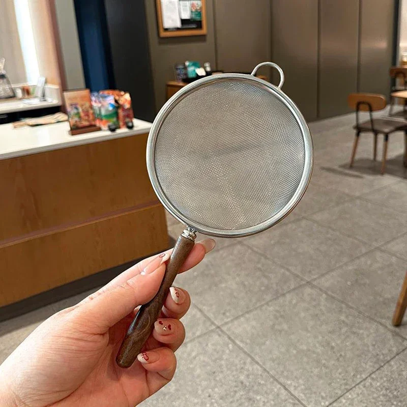Маленький дуршлаг из нержавеющей стали с деревянной ручкой, мелкоячеистый фильтр для масла, многофункциональный фильтр, сетчатый сито для муки, кухонные инструменты для выпечки
Маленький дуршлаг из нержавеющей стали с деревянной ручкой, мелкоячеистый фильтр для масла, многофункциональный фильтр, сетчатый сито для муки, кухонные инструменты для выпечки