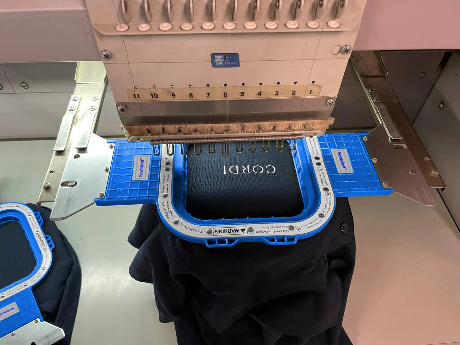 Магнитные пяльцы для вышивальных машин ZSK RACER SPRINT и других, пяльцы Mighty Hoop, пяльцы Embroidery Hoopmaster, вышивальные рамки.
Магнитные пяльцы для вышивальных машин ZSK RACER SPRINT и других, пяльцы Mighty Hoop, пяльцы Embroidery Hoopmaster, вышивальные рамки.