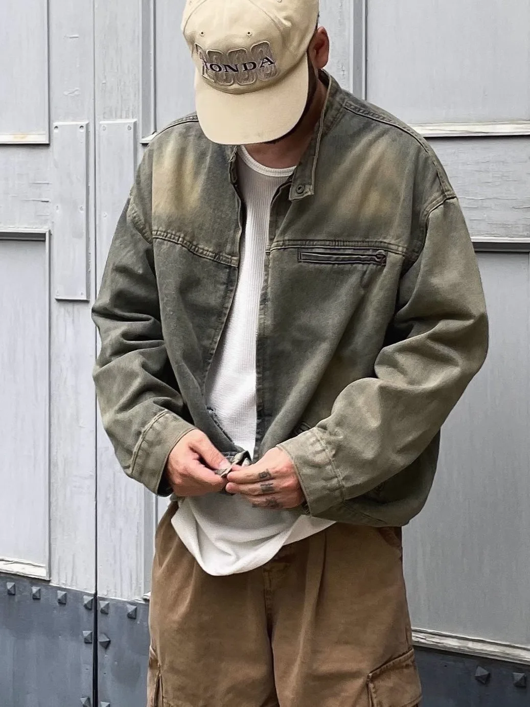 Vintage Washed Loose Fit Stand Collar Yellowing Denim Jacket Youth Trendy Outerwear Windproof Long Sleeve Zipper Closure
Vintage Washed Loose Fit Stand Collar Yellowing Denim Jacket Youth Trendy Outerwear Windproof Long Sleeve Zipper Closure