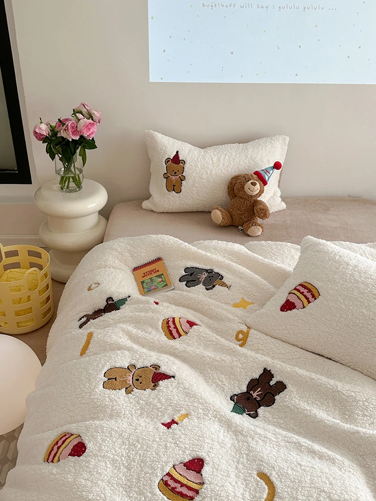Thiened eep Camere Four-Piece Set Cartoon Bear Embroidery Duvet Cover Warm Milk Velvet Bedding Cute Bear Pattern
Thiened eep Camere Four-Piece Set Cartoon Bear Embroidery Duvet Cover Warm Milk Velvet Bedding Cute Bear Pattern