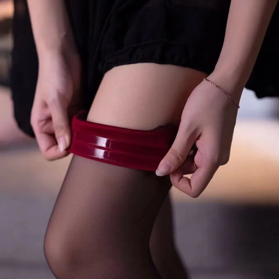 Sexy red stockings for women 2022 Korean over-the-knee red edge black silk transparent color matching thigh socks
Sexy red stockings for women 2022 Korean over-the-knee red edge black silk transparent color matching thigh socks