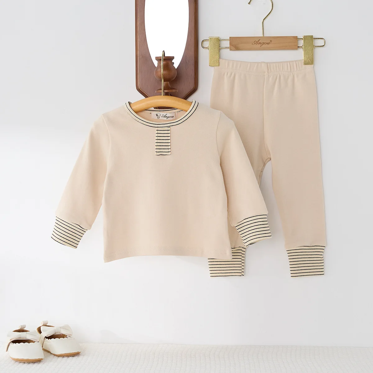 2025 Spring New Children Long Sleeve Home Clothes Set Boys Girls Cotton Striped Splicing 2pcs Suit Kids Versatile Soft Outfits
2025 Spring New Children Long Sleeve Home Clothes Set Boys Girls Cotton Striped Splicing 2pcs Suit Kids Versatile Soft Outfits